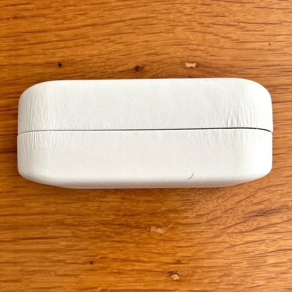 Marc Jacobs Oversized Clam Shell Hard Eyewear Case In White Unisex Sunglasses - Picture 4 of 6